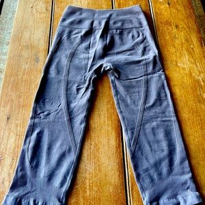 Lululemon crop legging Size 6